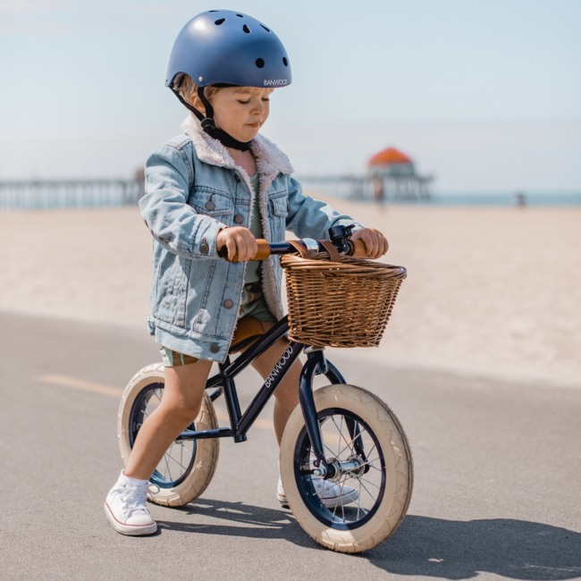 Blauwe 12 inch loopfiets met verstelbaar stuur en rieten mand