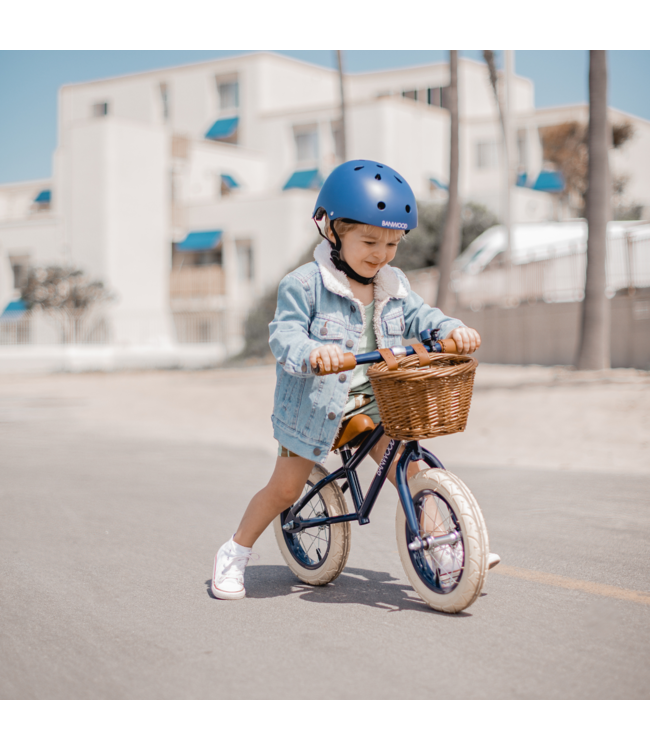 Blauwe 12 inch loopfiets met verstelbaar stuur en rieten mand
