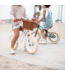 Witte 12 inch loopfiets met verstelbaar stuur en rieten mandje