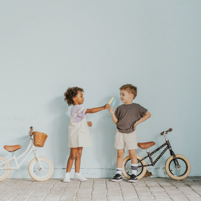 Marest loopfiets 12 inch – Allegra Black met mandje en streepjes