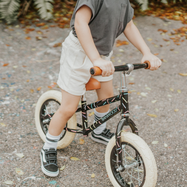 Marest loopfiets 12 inch – Allegra Black met mandje en streepjes