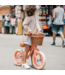 Koraalkleurige loopfiets 12 inch – licht, stevig en stijlvol