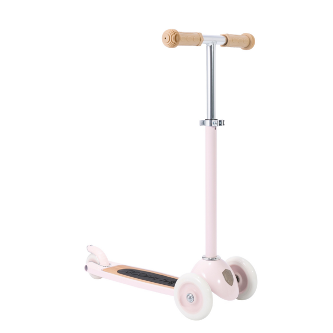 3-wheel kids scooter in pink – stable and safe for little riders