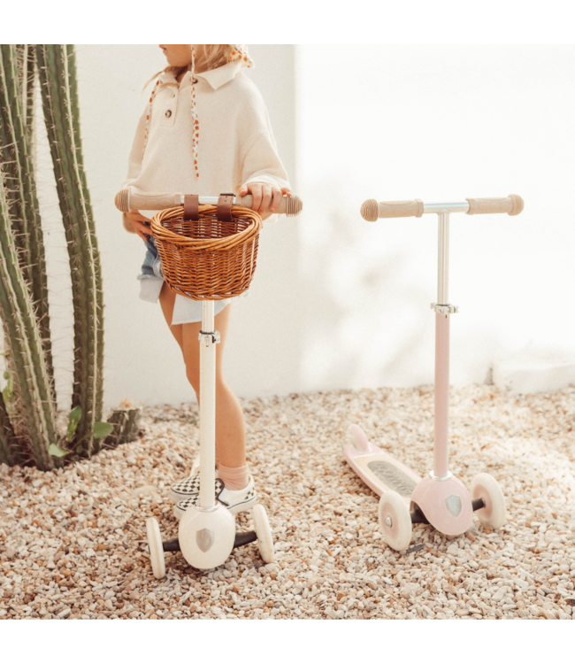 Roze microstep met mandje en 3 wielen voor kinderen