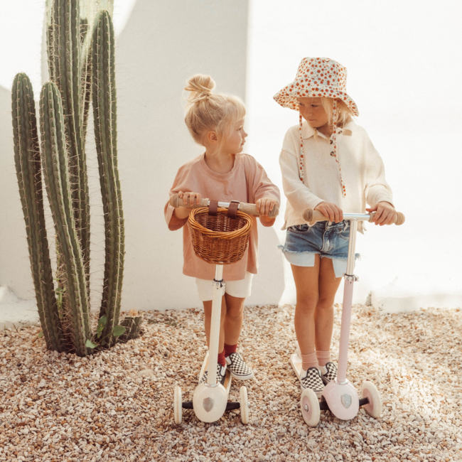 Kinderroller mit 3 Rädern in Creme – sicherer Fahrspaß mit Stil