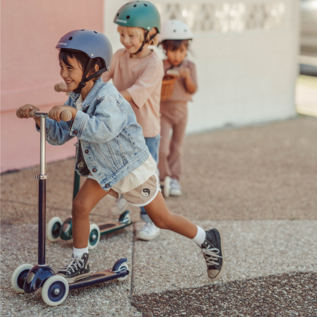 Kinderroller mit 3 Rädern in Navy – sicher und stilvoll unterwegs