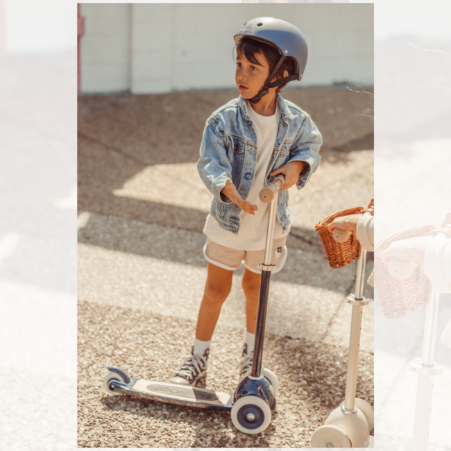 Kinderroller mit 3 Rädern in Navy – sicher und stilvoll unterwegs