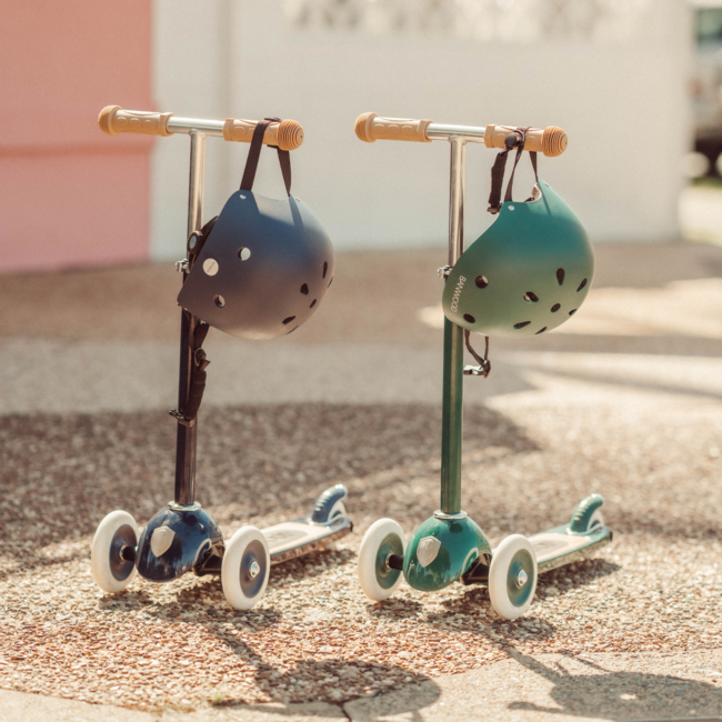 Trottinette enfant à 3 roues coloris marine – pour des balades sûres et élégantes