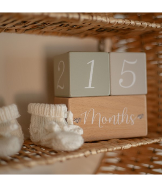 Houten mijlpaal blokken in olijfgroen – Leg de groei van je baby stijlvol vast