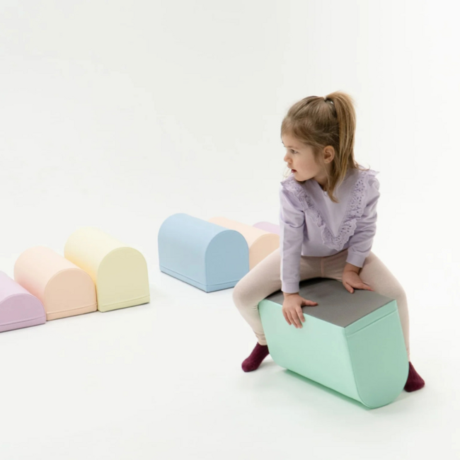 Foam blokken hindernisbaan in zachte pastelkleuren – veilig en motoriek stimulerend