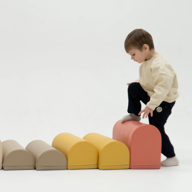 Foam blokken hindernisbaan in pastel pink voor klimmen, bouwen & actief spel