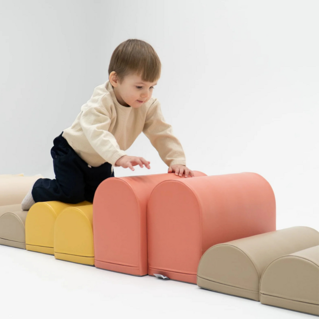 Foam blokken hindernisbaan in pastel pink voor klimmen, bouwen & actief spel