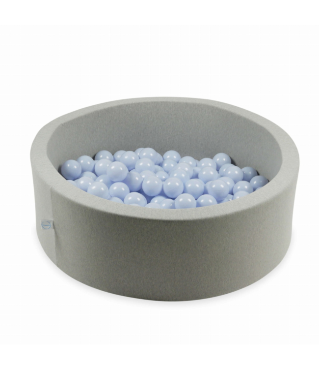 Parel lichtblauwe ballenbakballen voor een zachte en rustgevende speelplek