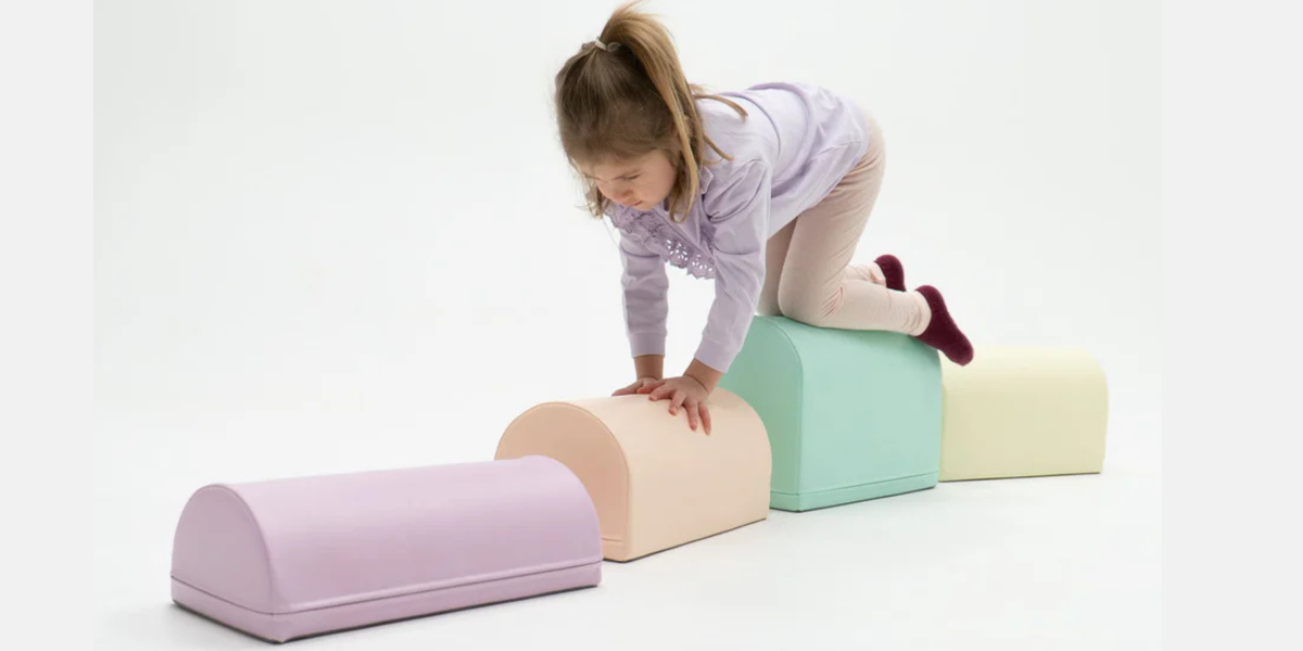 Lichamelijke ontwikkeling van kinderen versterken met foam blokken