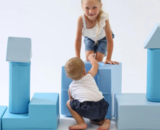 Spelenderwijs leren met Montessori speelgoed: foam blokken, ballenbakken en speelbanken