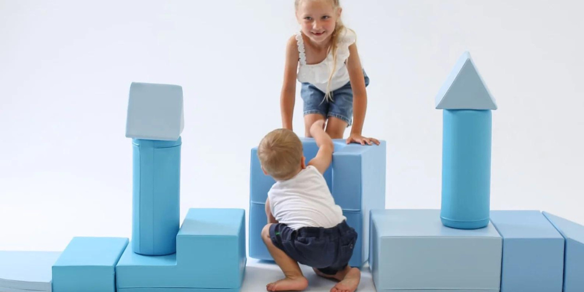 Spelenderwijs leren met Montessori speelgoed: foam blokken, ballenbakken en speelbanken