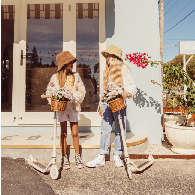 Luxury Vintage Children's Scooter with Wicker Basket (Aged 6+) – Cream