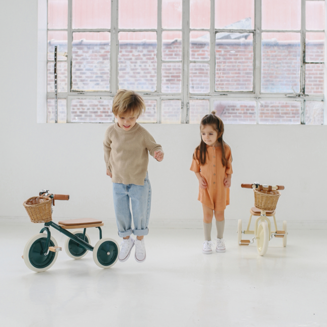 Vintage driewieler voor kinderen met mandje | Créme, veilig en duurzaam