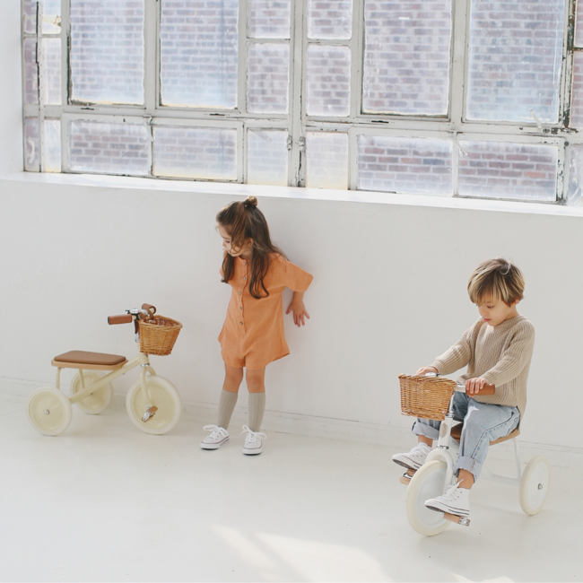 Vintage driewieler voor kinderen met mandje | Créme, veilig en duurzaam