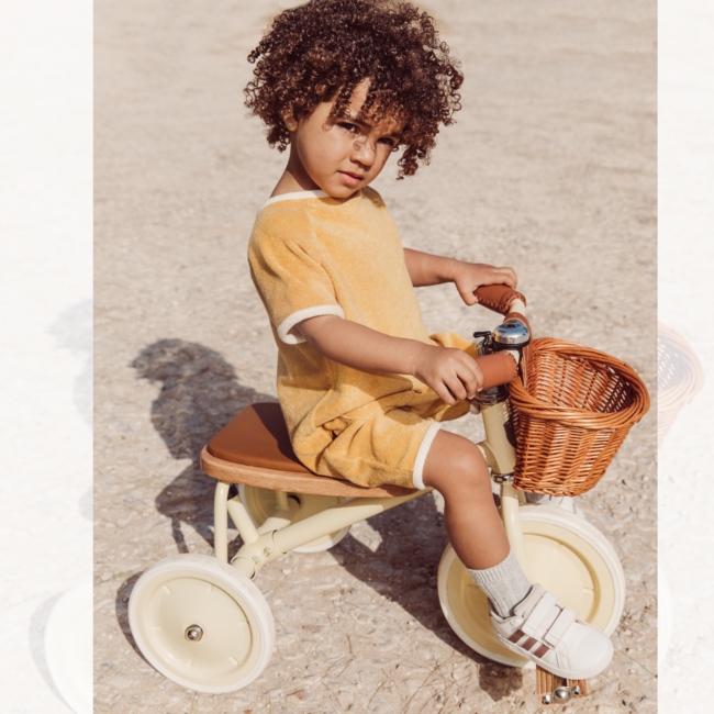 Vintage driewieler voor kinderen met mandje | Créme, veilig en duurzaam