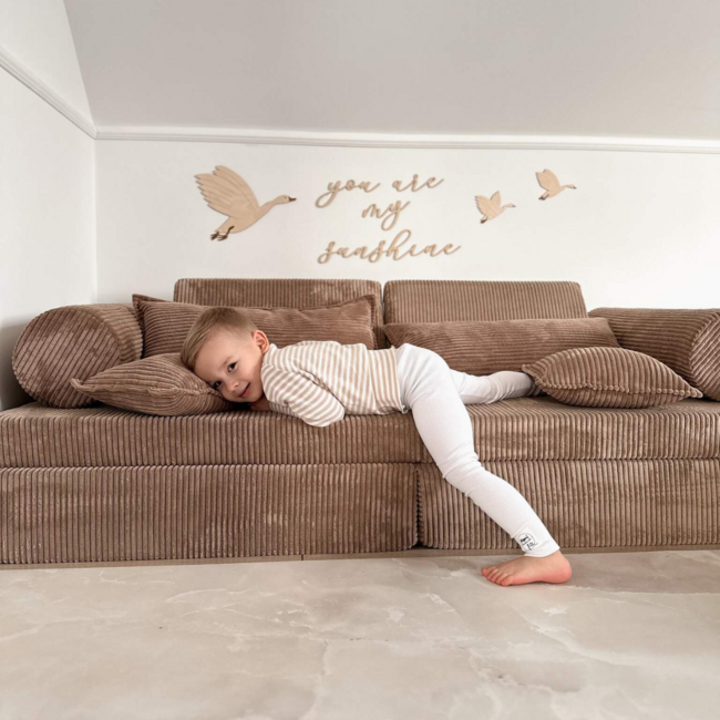 Komfort-Kindersofa in Toffee für Ruhe, Spiel und selbstständige Nutzung