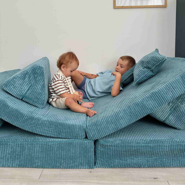 Blauwe Montessori speelbank van zachte corduroy stof