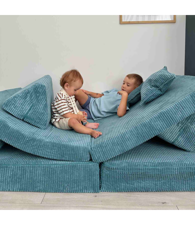 Blauwe Montessori speelbank van zachte corduroy stof