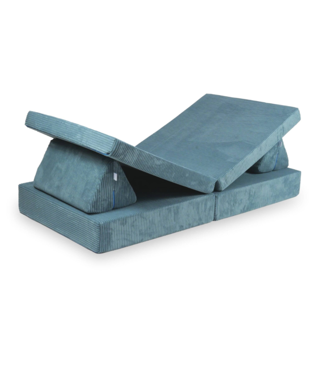 Blauwe Montessori speelbank van zachte corduroy stof