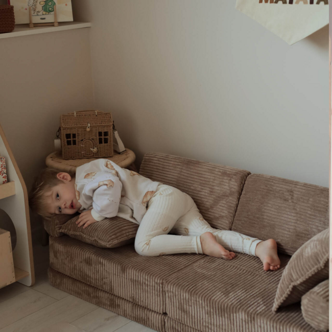 Mini banc de jeu Montessori toffee en tissu velours côtelé doux