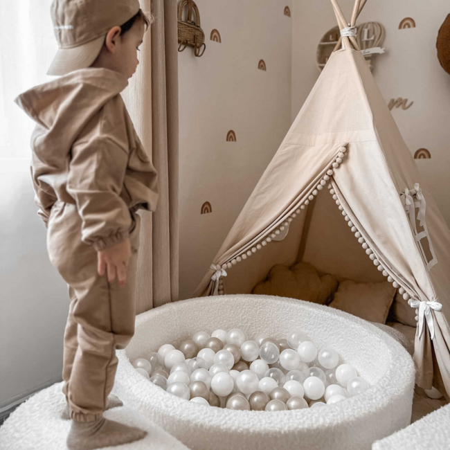 Quadratisches Bällebad aus weichem Teddy-Stoff in Weiß mit 600 Bällen – stilvoller und sicherer Spielspaß für Kinder