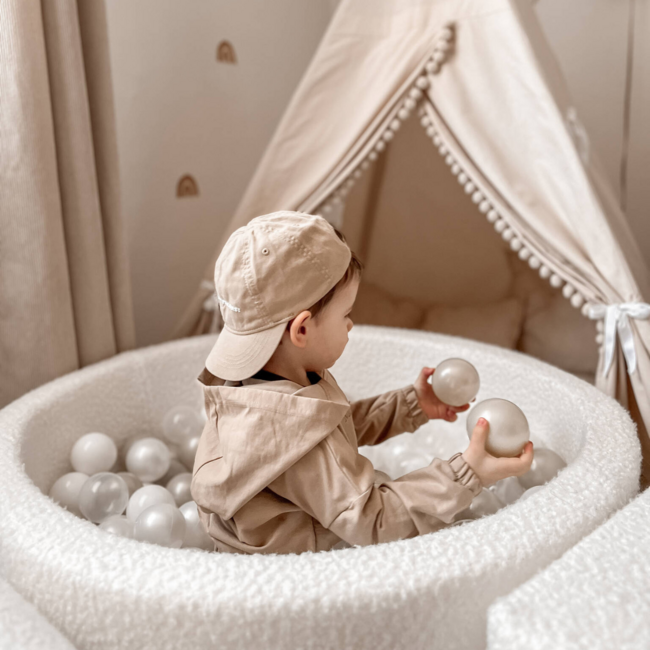 Vierkante witte ballenbak van zachte teddy stof met 600 ballen – stijlvol en veilig speelplezier voor kinderen