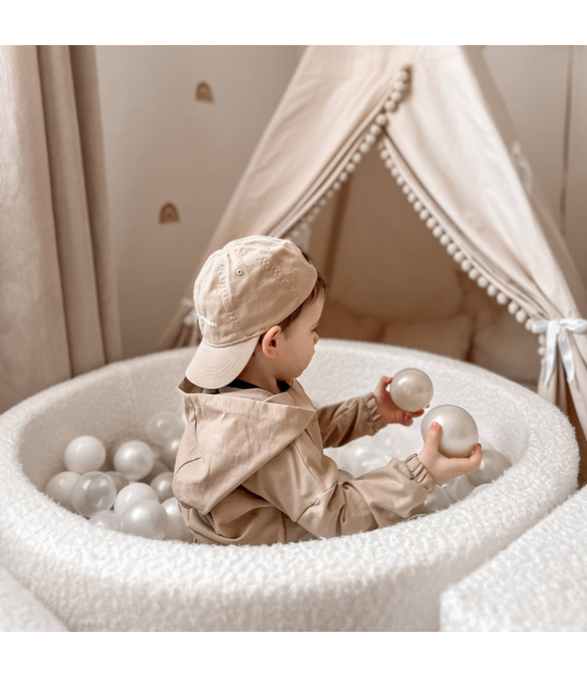 Vierkante witte ballenbak van zachte teddy stof met 600 ballen – stijlvol en veilig speelplezier voor kinderen