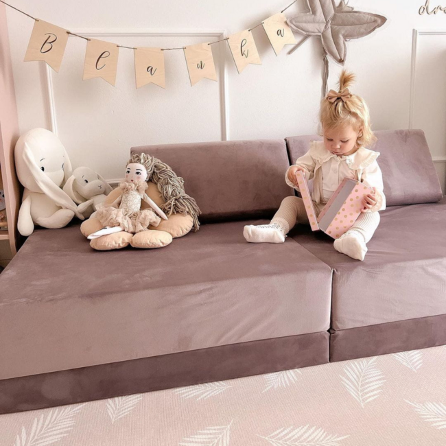 Mini Montessori speelbank in lila velvet – compact modulair ontwerp