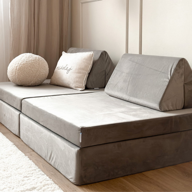 Grijze modulaire mini speelbank van zacht schuim en luxe velvet stof