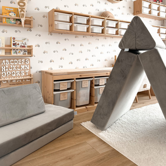 Mini Montessori speelbank in grijs velvet – compact modulair ontwerp