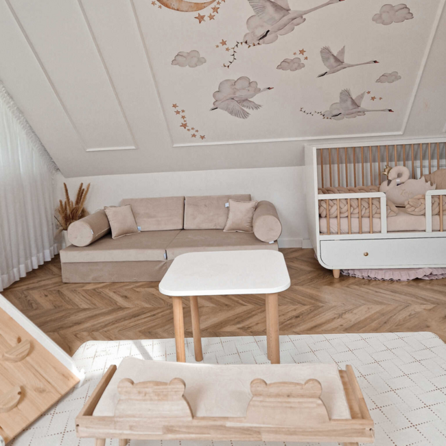 Montessori speelbank van zachte ecru velvet met 10 losse elementen