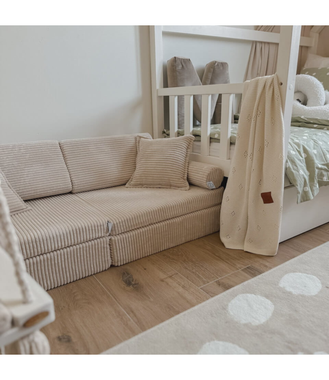 Modulaire kinderbank in beige corduroy met 13 zachte elementen.