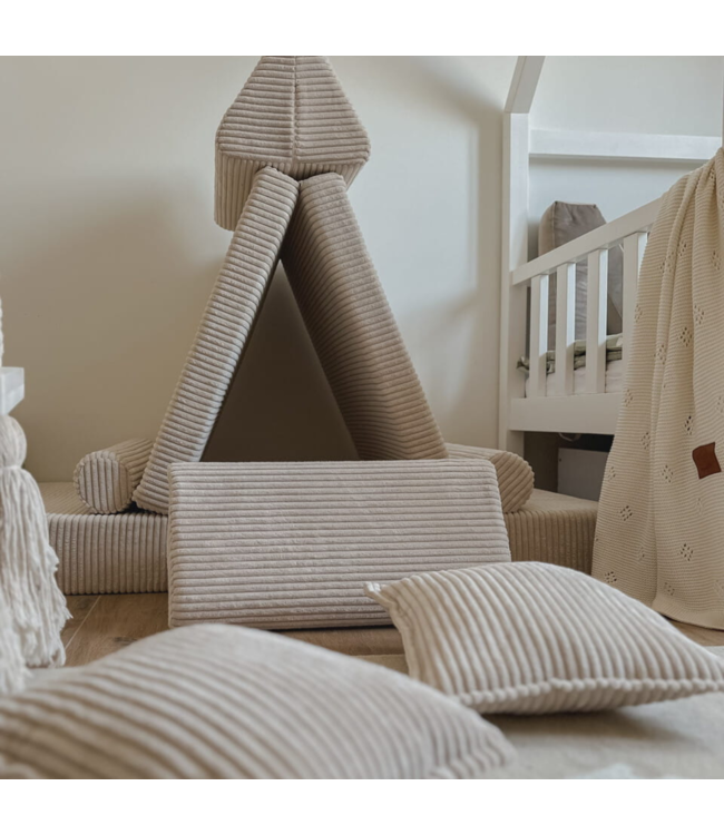 Modulaire kinderbank in beige corduroy met 13 zachte elementen.
