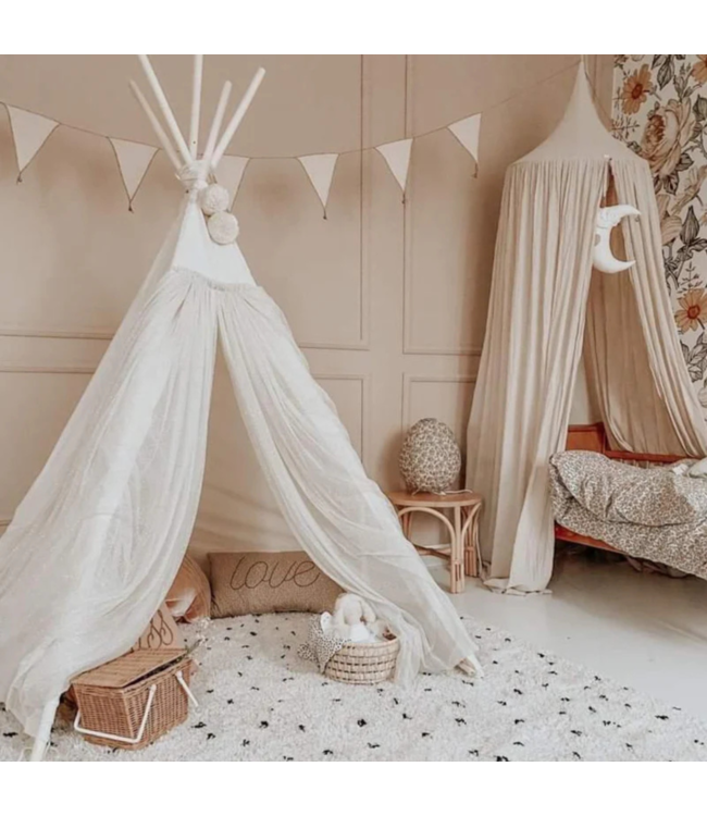 Boho tipi tent met tule en fairy details in ecru – magisch speelplekje voor kinderen
