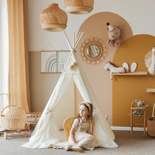 Boho Tipi-Zelt mit Tüll und Feen-Details in Ecru – ein zauberhafter Spielplatz für Kinder