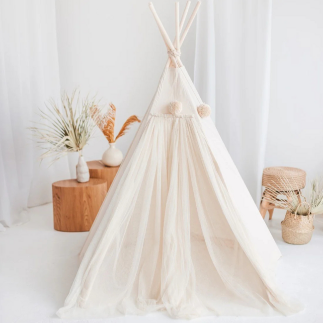 Boho tipi tent with tulle and fairy accents in ecru – a dreamy play spot for kids
