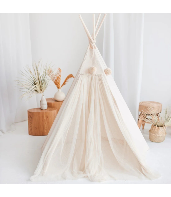 Boho tipi tent met tule en fairy details in ecru – magisch speelplekje voor kinderen