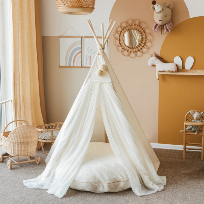 Boho Tipi-Zelt mit Tüll und Feen-Details in Ecru – ein zauberhafter Spielplatz für Kinder