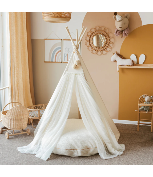 Boho tipi tent met tule en fairy details in ecru – magisch speelplekje voor kinderen