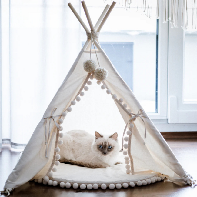 Tipi  tent voor middelgrote honden en grote katten in ecru met pompons – duurzaam, comfortabel en stijlvol (maat M)