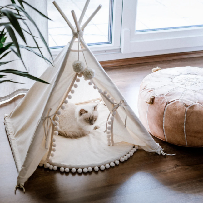 Tipi  tent voor middelgrote honden en grote katten in ecru met pompons – duurzaam, comfortabel en stijlvol (maat M)