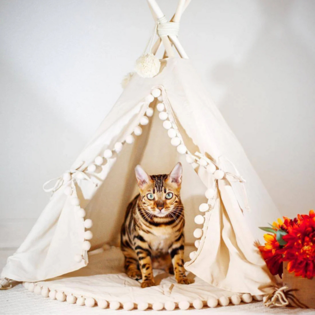 Tipi  tent  voor katten in ecru met pompons – maat S
