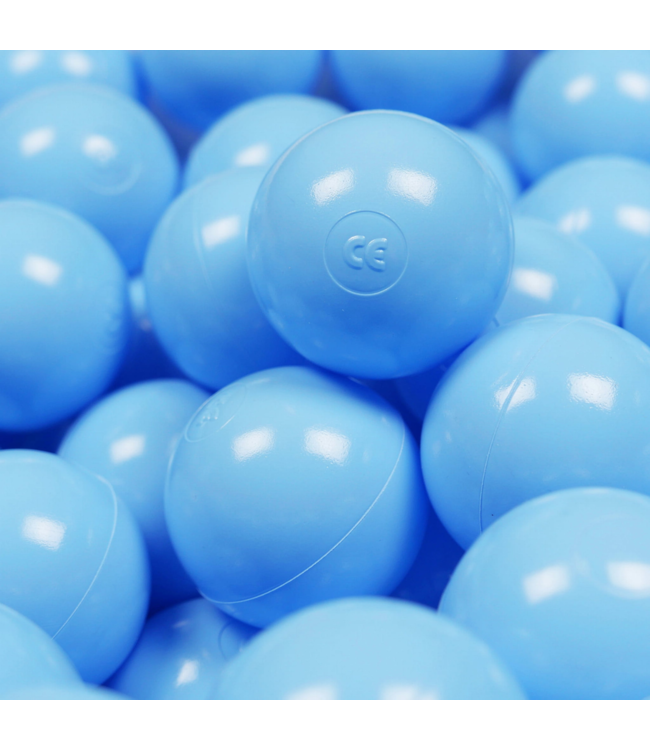 Babyblauwe ballenbak ballen voor een zachte en rustgevende speelplek