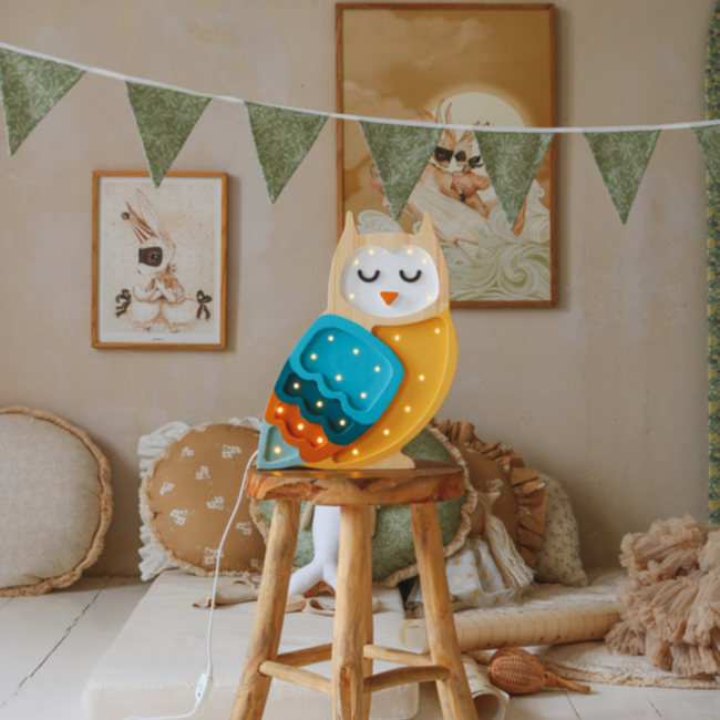 Uil nachtlamp mosterd – houten kinderlamp van Little Lights met zacht LED-licht, dimmer en timerfunctie