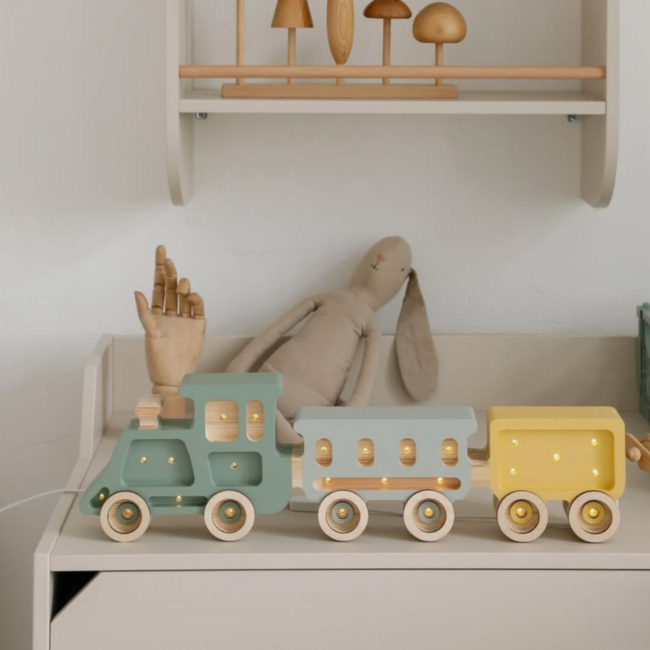 Little Lights treinlamp Olive Valley – houten kinderlamp met 2 wagonne